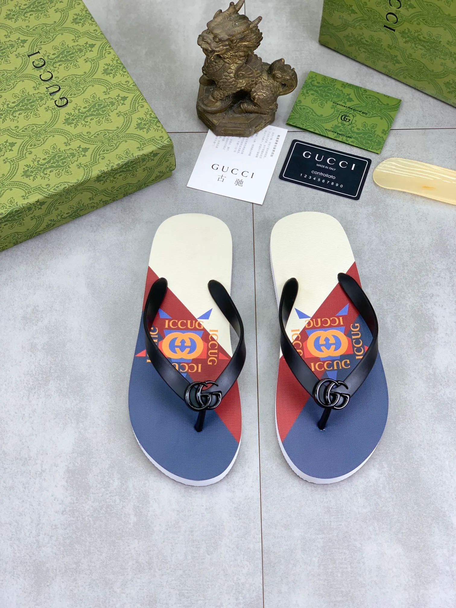Men's men's shoes 💰P220💰【New style】🆘【GUCCI】Official website's popular Gucci adult couple 🧑‍🤝‍🧑 style, children's flip-flops are on sale at the counter simultaneously! Original fabric imported from Italy. Original bottom provided by the original factory. Size: Adult 36-45. Children’s size: 30-37. Multiple colors available.